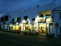 Fast weißer Sandstrand vor Orzola - Lanzarote