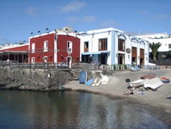 Kleiner Strand am Hafen in Puerto del Carmen - Lanzarote